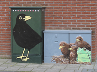 901463 Afbeelding van met vogels en een kikker beschilderde schakelkastjes, op de hoek van de Klimopstraat (voorgrond) ...